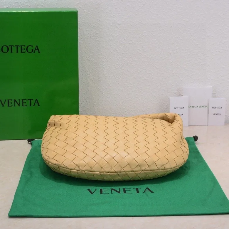 Batch 1460 BV Bottega Veneta 2022 Early Spring New Ladies Medium JODIE Handbag BV Bag 🔥The new method is to round the corners on the original basis and knot the round hobo bag with classic woven leather. The most iconic triangular pull-out design, using sheepskin draped soft shape, is super suitable for concave shapes~ Jodie feels really gentle to people, and is definitely the best item for daily matching. It has the same weave, new elements and twists, and is versatile. It is the new favorite of street style Internet celebrities! Size: 36*21*13 Model: 6697